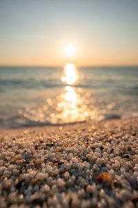 Risotto Reis Strand Is Arutas auf Sardinien zum Sonnenuntergang mit glitzerndem Meer und Steinen