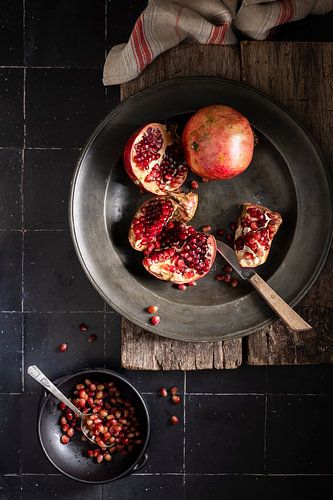 Granaatappels op tinnen bord