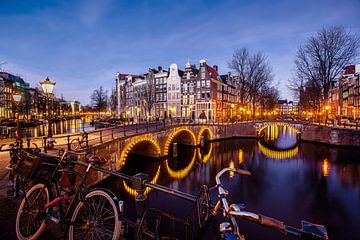 Dämmerungsfoto der Grachten von Amsterdam