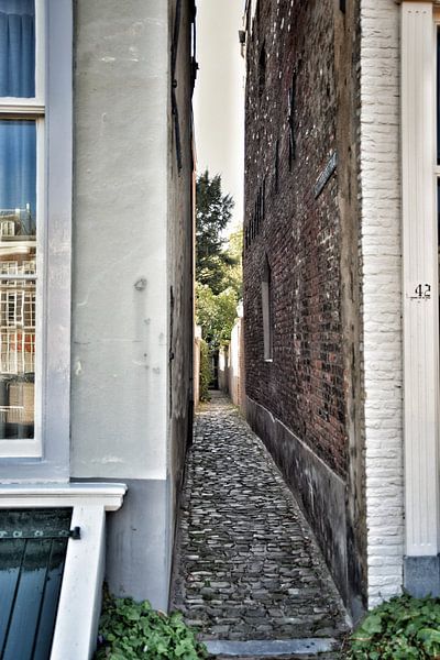 Bunter Blick in die schmale Straße Middelburg von Mariska de Jonge