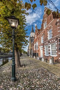 Straatbeeld in het Friese historische stadje Sloten in herfstkleuren