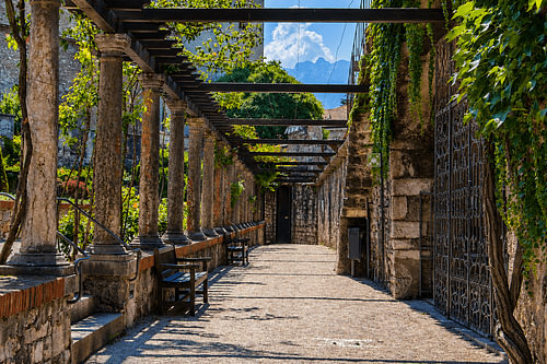 Sommerliche Pergola in Trient