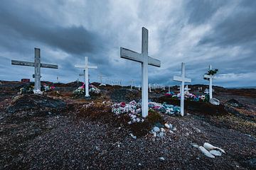 Weiße Kreuze und Blumen auf einem Friedhof in Grönland von Martijn Smeets