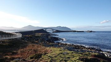 Pont de l'océan Atlantique de l'Atlanerhavsveien en automne en Norvège sur Aagje de Jong