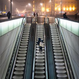 Sourire dans le brouillard – Amsterdam Centraal et l'hôtel Victoria au petit matin sur Thea.Photo