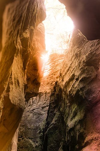 Nauwe kloof met rotsformaties in warm licht