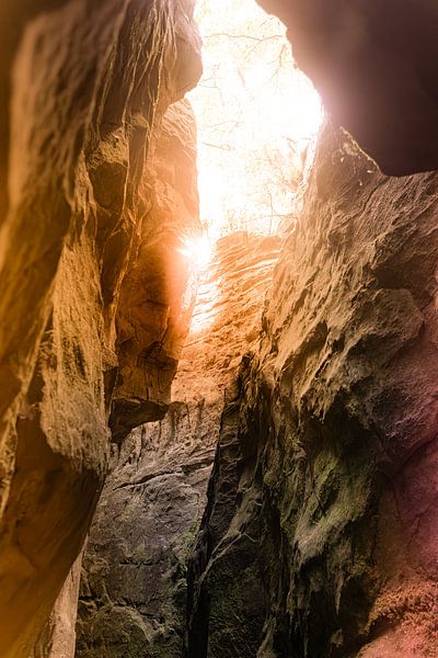 Enge Schlucht mit Felsformationen in warmem Licht von Theo Fokker