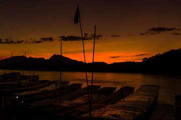 Sonnenuntergang über dem Mekong - 2 von Theo Molenaar