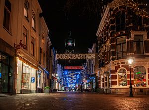 Zadelstraat in de avond.