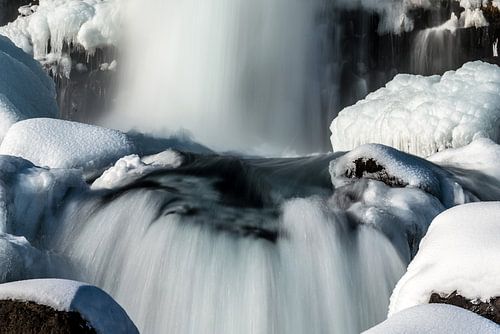 Öxarárfoss in een winters IJsland decor