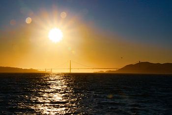 GOLDENER MOMENT, SONNENUNTERGANG ÜBER DER GOLDEN GATE BRIDGE