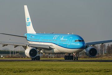 KLM Airbus A330-200 (PH-AOM) rijdt Aalsmeerbaan op.