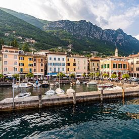 Hafen von Gargnano am Gardasee von Werner Dieterich