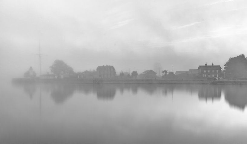 Geheimnisvolles Honfleur im Nebel Frankreich S/W von Rob van der Teen