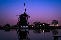 Hollandse windmolen bij een rivier tijdens het blauwe uur van Menno van der Haven thumbnail