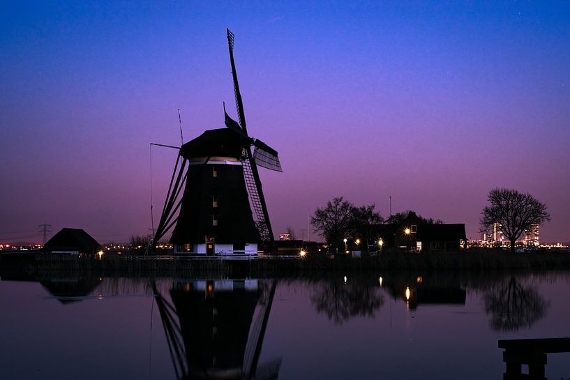 Hollandse windmolen bij een rivier tijdens het blauwe uur van Menno van der Haven