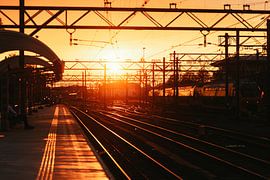 Zonsondergang bij de Golden Railway van Mohit Hambiria