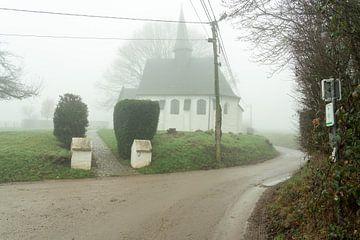 Woestijkapel in Gooik in de mist van Marcel Derweduwen