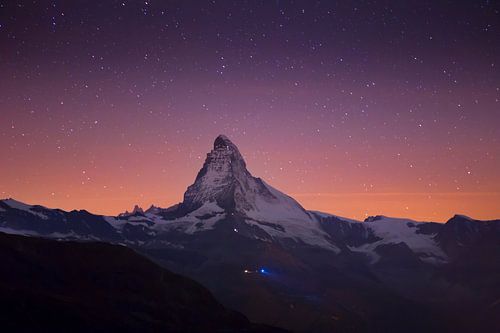 Sterne über dem Matterhorn in den Schweizer Alpen