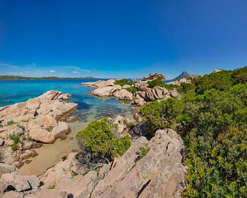 Woeste rotsen van Spiaggia delle Vacche, Monte Petrosu, Sardinia, Italië van Rene van der Meer