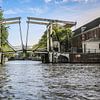 Amsterdam vanaf het water gezien met zijn vele grachten en bruggen van Fotografie Jeronimo