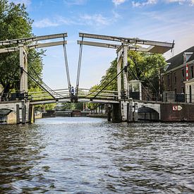 Amsterdam vanaf het water gezien met zijn vele grachten en bruggen van Fotografie Jeronimo