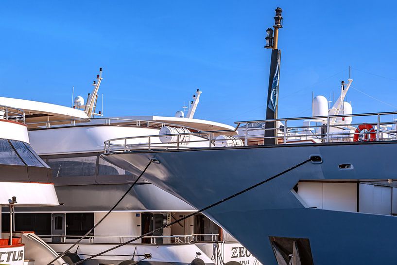 Croatie : Yachts dans le port de Split par Photoart-Naegele