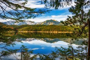 Perfekte Bergspiegelung am Eibsee bei Grainau