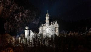 Das wunderschöne Schloss Neuschwanstein an einem dunklen und kalten Winterabend.