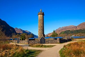 Das Glenfinnan-Denkmal mit Loch Shiel im Hintergrund, Glenfinnan, L