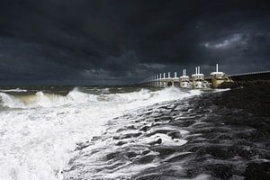 Tempête Zeeland au barrage anti-tempête de l'Escaut oriental sur Thom Brouwer