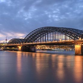 De Dom van Keulen voor een prachtige avondlucht van Rolf Schnepp