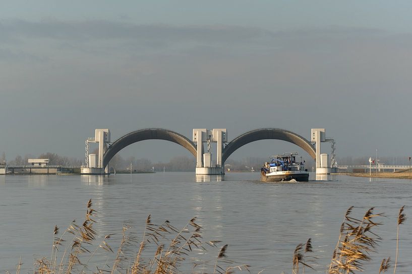 Inland vessel at Amerongen weir and lock complex by Moetwil en van Dijk - Fotografie