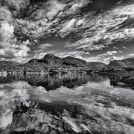 Wolkenlucht boven Noorse fjord