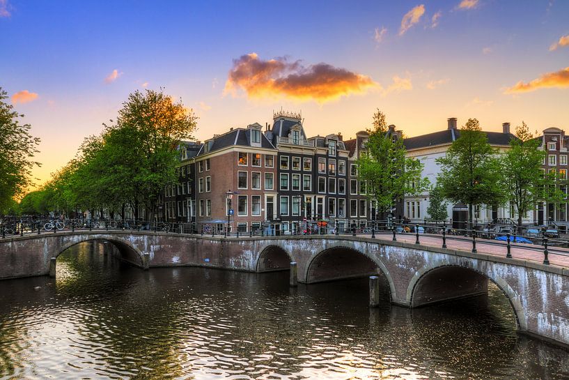 Amsterdamse grachten tijdens zonsondergang van Dennis van de Water