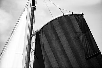 Skutsje klassieke zeilboot detail zeilen op het IJsselmeer