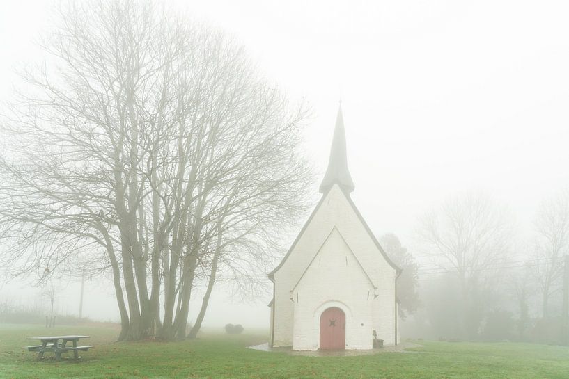Woestijkapel in Gooik in de mist van Marcel Derweduwen