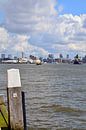Schepen op de Nieuwe Maas bij Rotterdam van FotoGraaG Hanneke thumbnail