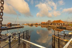 Hafen von Hindeloopen: Schleusenansicht mit Reflexionen von Booten und Wolken