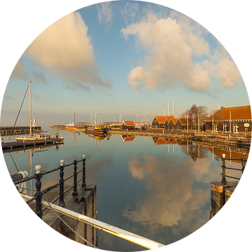 Hindeloopen Haven: Sluiszicht met Reflecties van Boten en Wolken