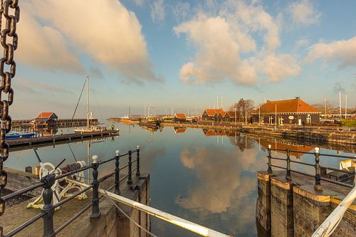Hindeloopen Haven: Sluiszicht met Reflecties van Boten en Wolken