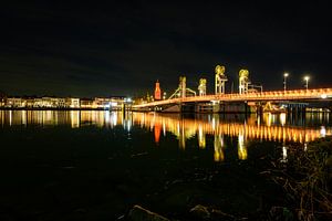 Kampen Stadtbrücke über die IJssel bei Nacht von Sjoerd van der Wal Fotografie