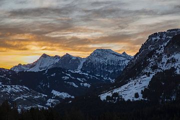 Farbenfroher Sonnenaufgang auf dem Satteleggpass in den Alpen