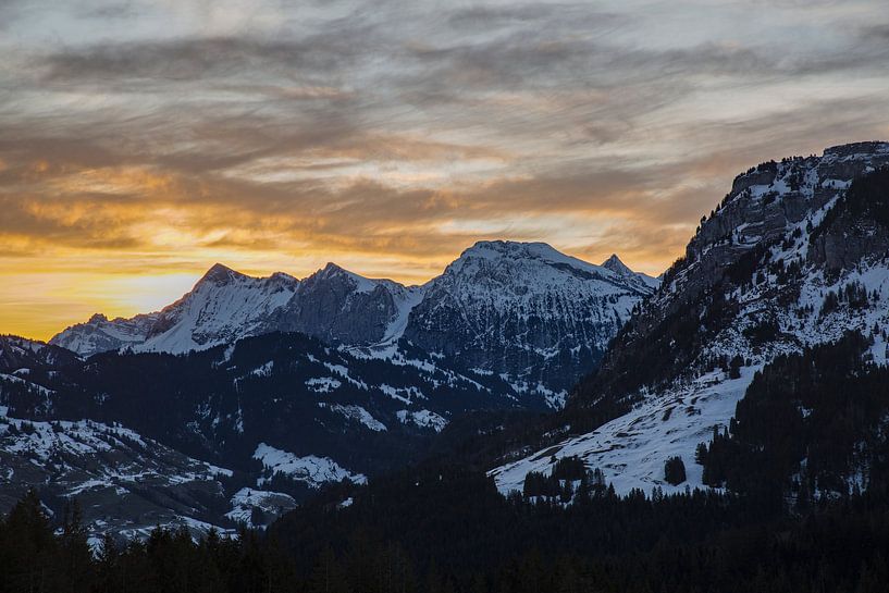 Farbenfroher Sonnenaufgang auf dem Satteleggpass in den Alpen von Martin Steiner