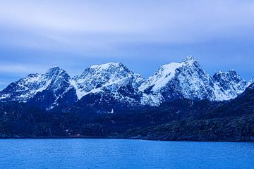 Mountains and rocks in winter on the Lofoten Islands in Norway by Rico Ködder