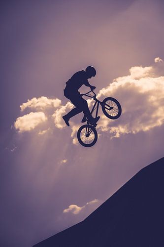 Grenzenlose Höhe – BMX-Sprung vor dramatischem Himmel
