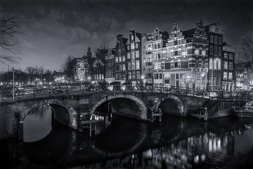 Amsterdam Papiermolensluis in de Avond Zwart-wit van Niels Dam