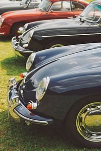 Porsche 356 klassischer Sportwagen in einer Reihe