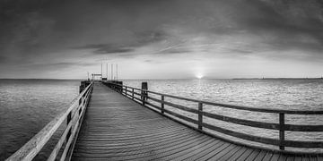 Ancien pont maritime de Scharbeutz en noir et blanc sur Manfred Voss, Schwarz-weiss Fotografie