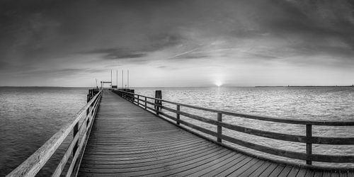 Oude pier van Scharbeutz in zwart-wit